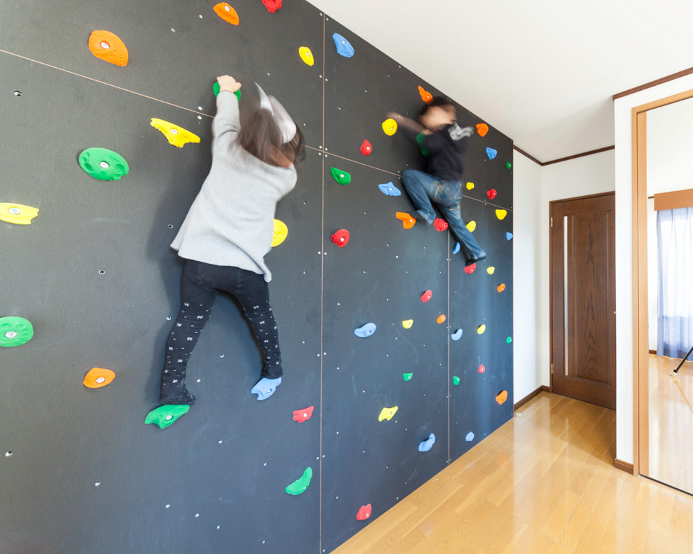 子供たちの遊び場としてボルダリングを設置