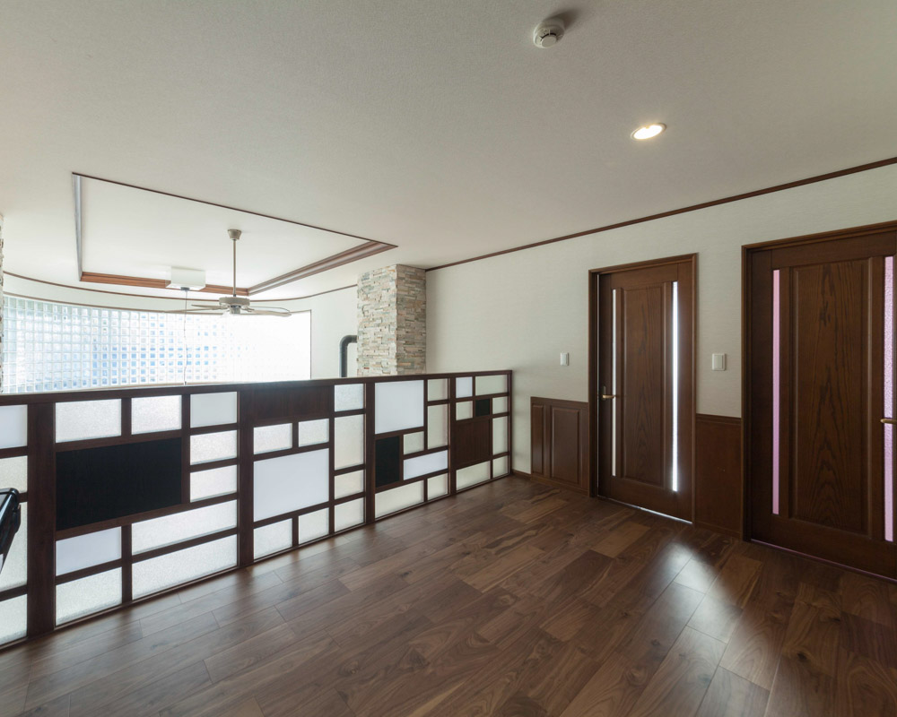 開放感あふれる吹き抜けにはモンドリアンのデザインを踏襲したモザイク障子を設置。