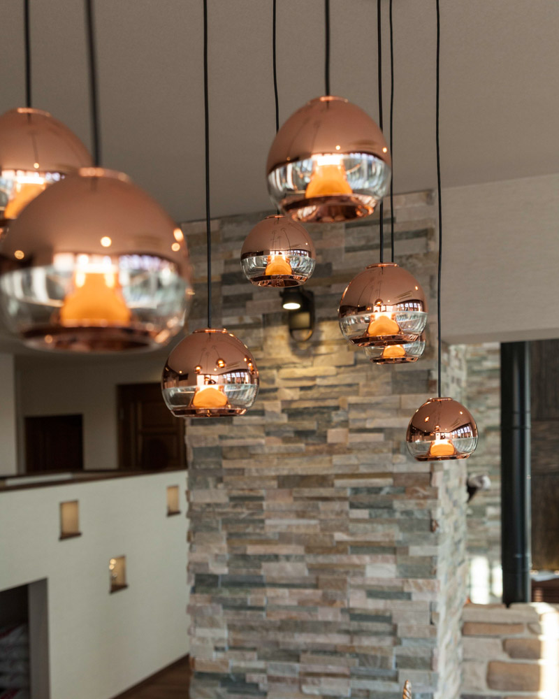 テーブル上部の照明は位置・高さを調整しては位置