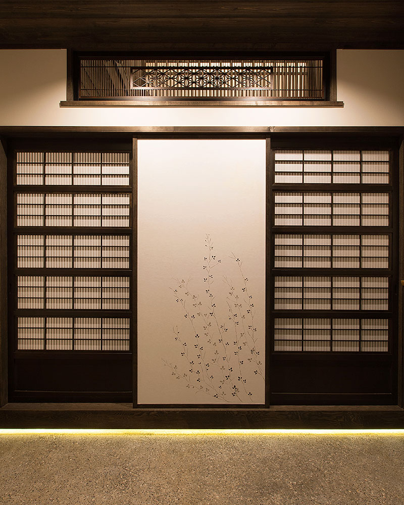 玄関と室内を隔てる格子戸と襖