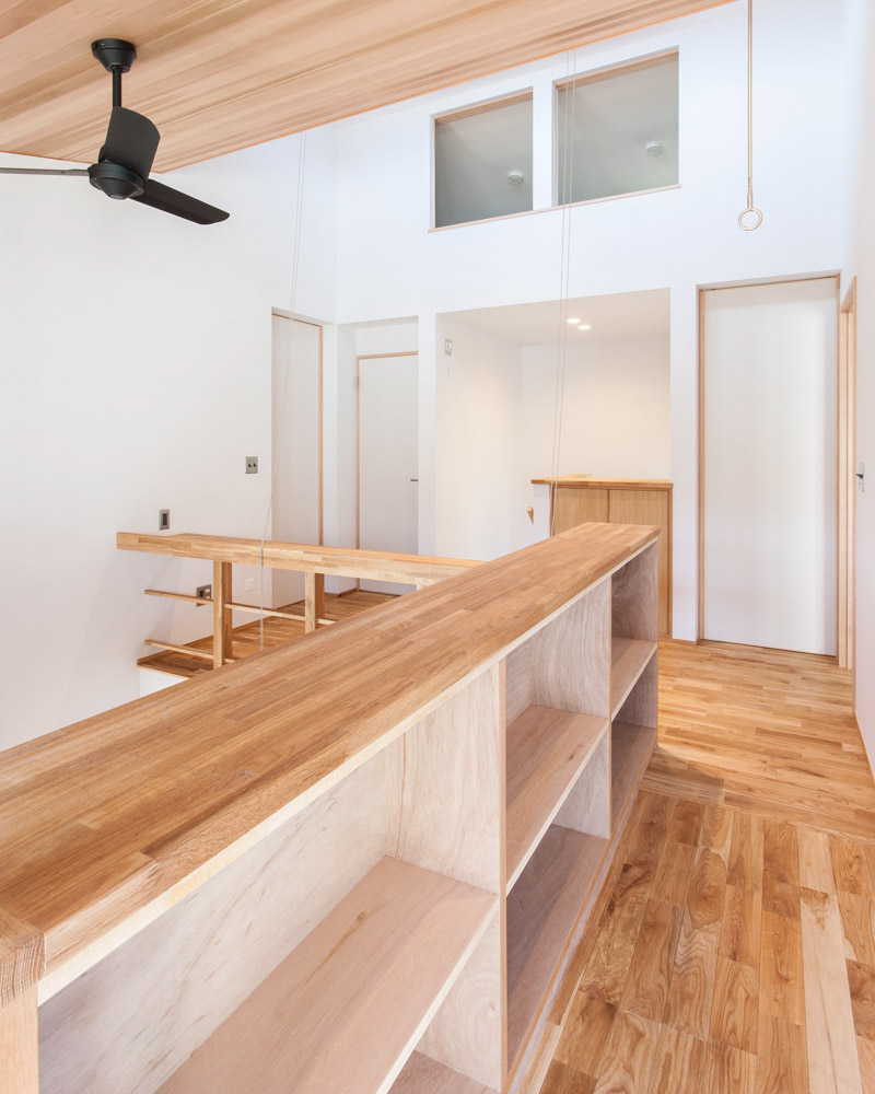 2階廊下の棚は製作家具
