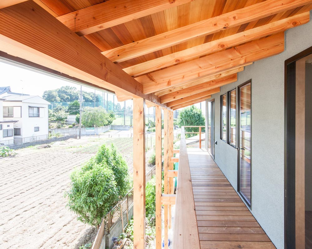 軒の出2m。雨天時でも吹き込まないバルコニーの様子