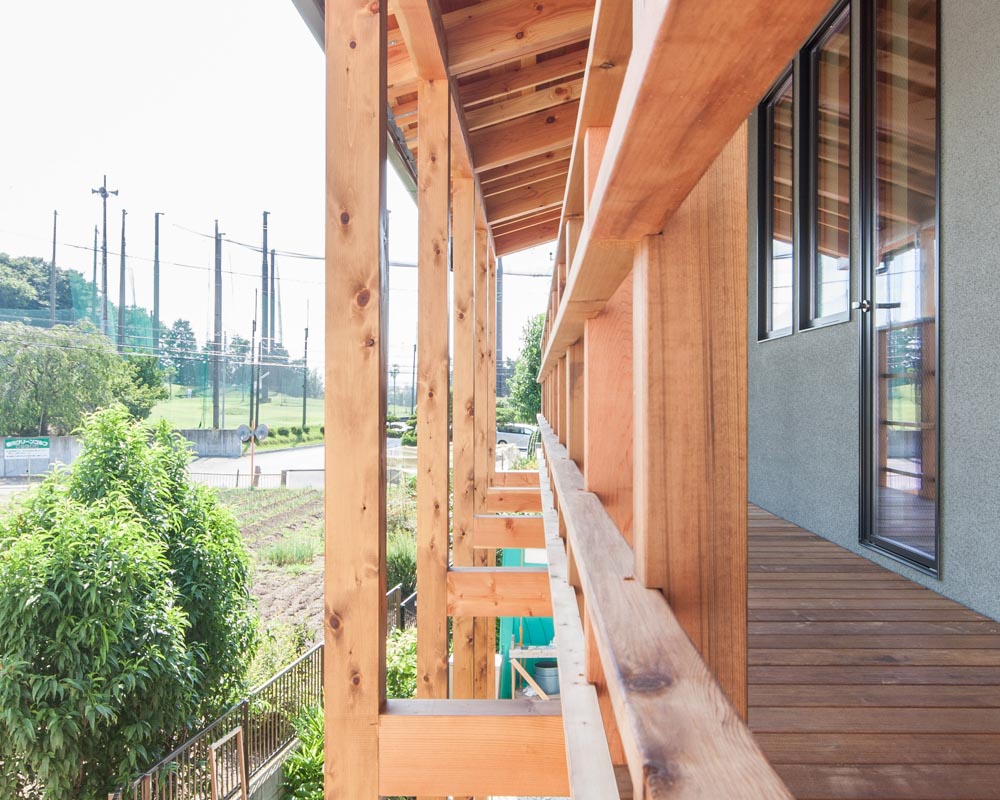 軒天と手摺はレッドシダー。床は腐食に強いイペ材で構成された広いバルコニー。