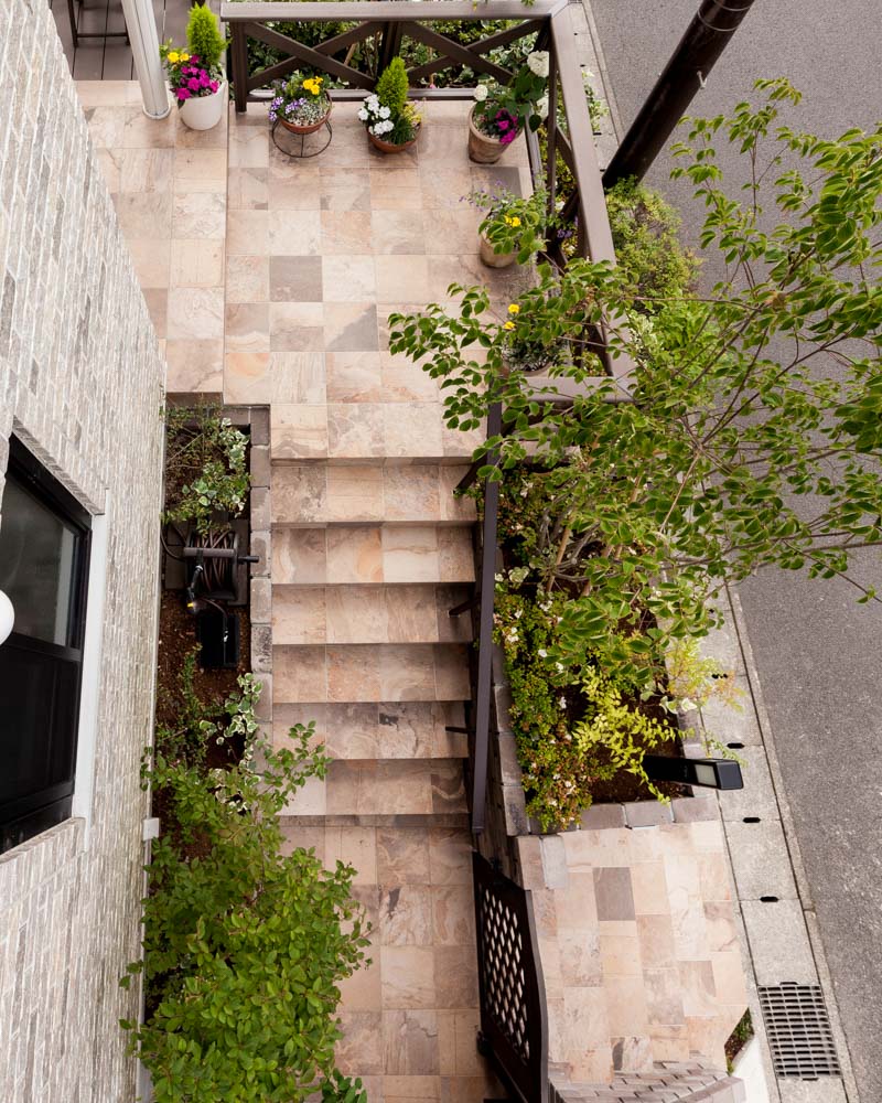 外構全体に敷かれたタイル