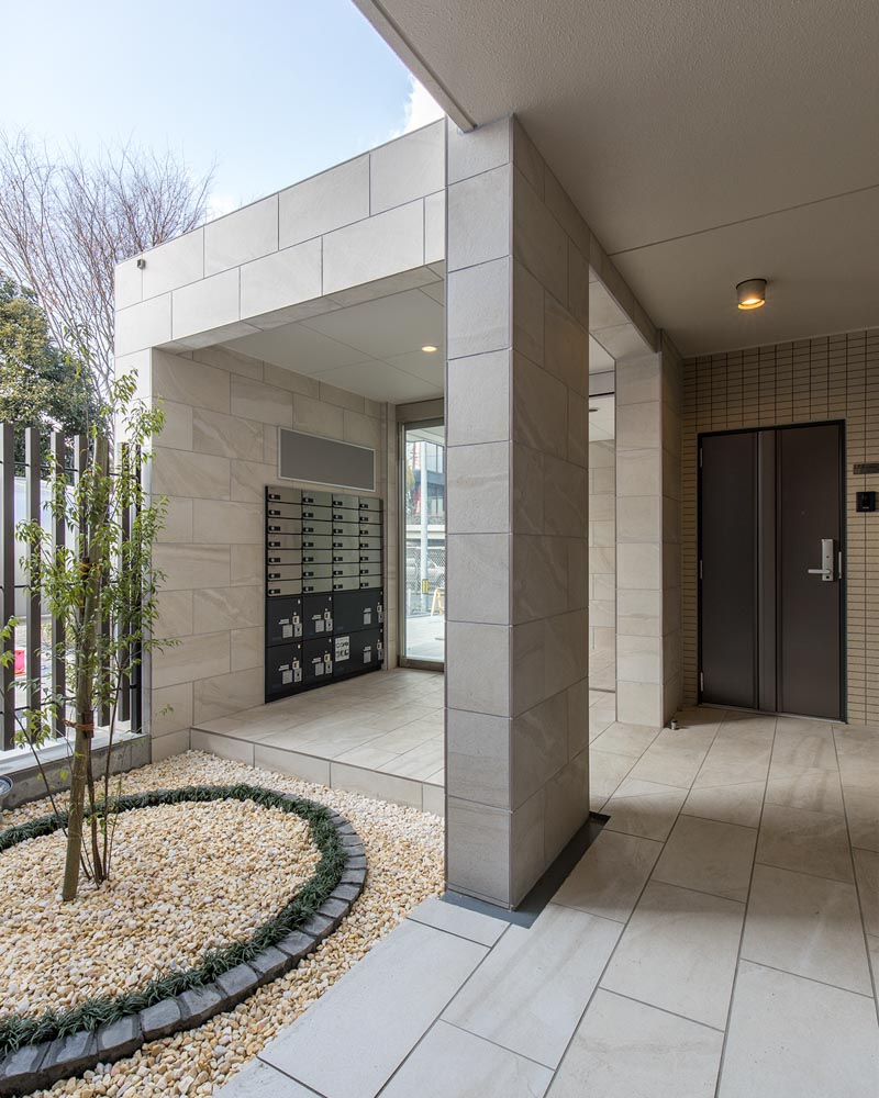 メールボックスは大型郵便物も投函できるサイズを採用