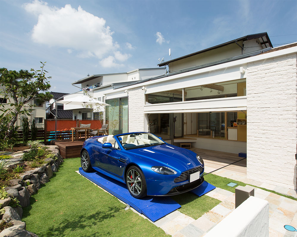 ガレージは庭の印象を邪魔しないようデザイン