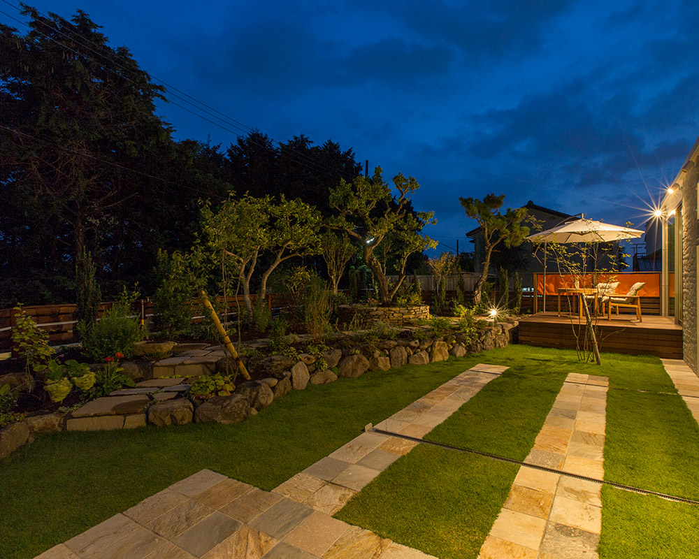 高低差を設けた庭