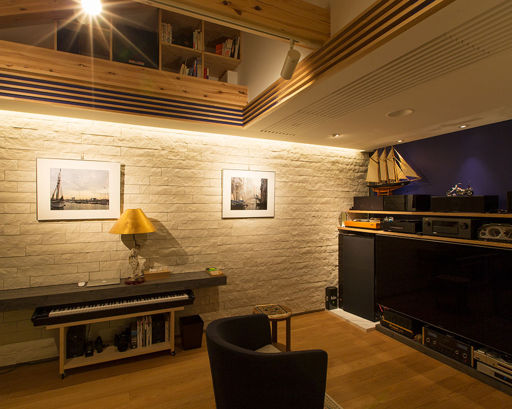外壁と同じ石張りとしたオーディオルーム