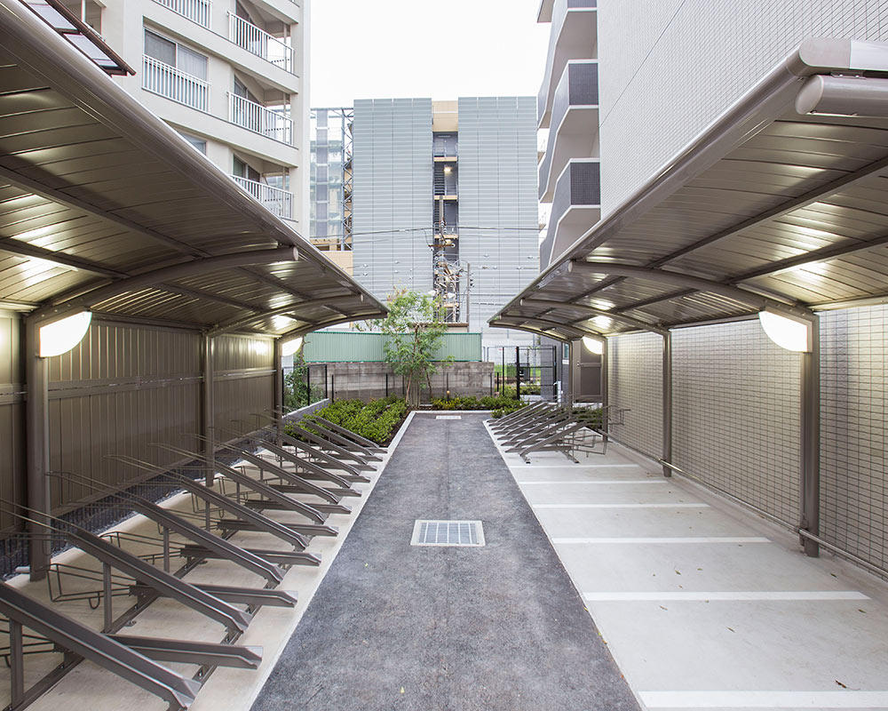 マンション脇に設けられた屋根のある駐輪場。