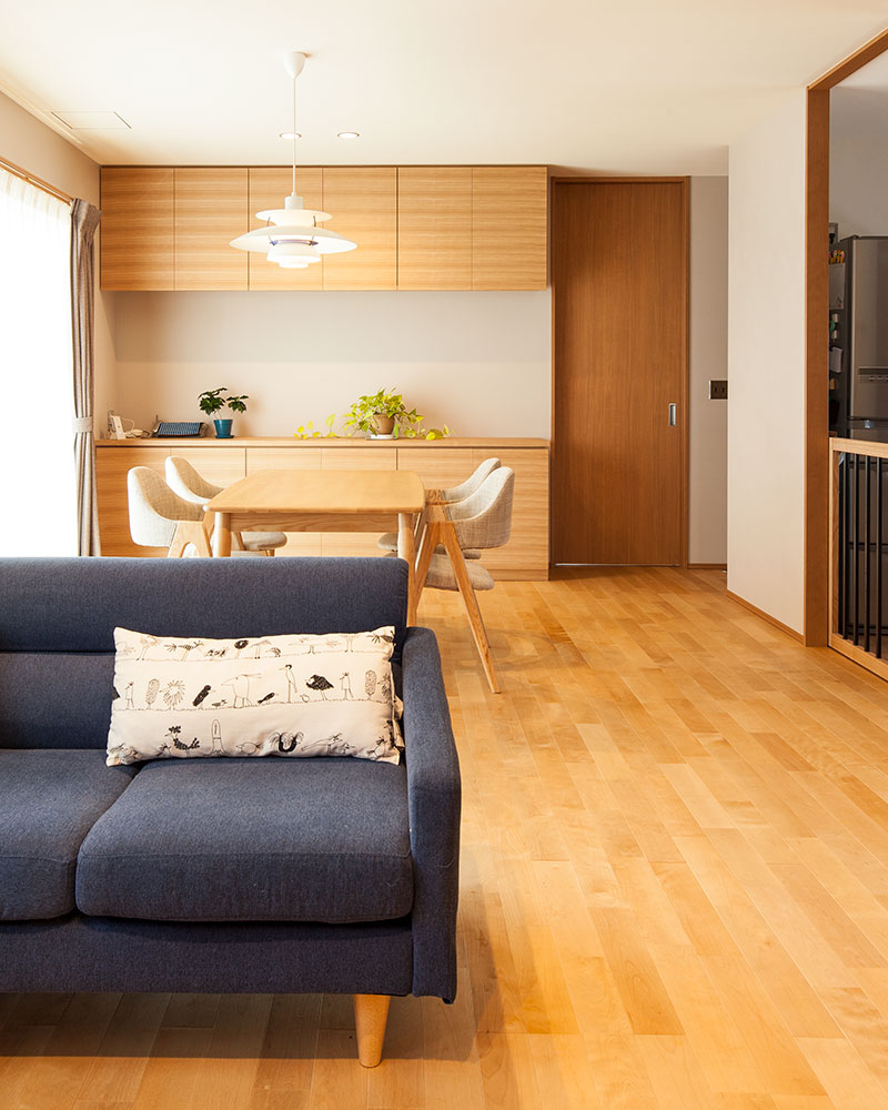 家族でくつろぐリビング