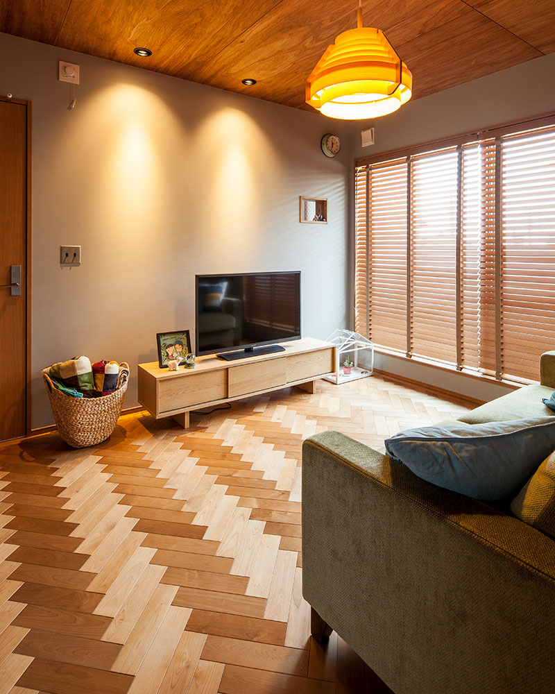 天井にはラワン材を採用した室内