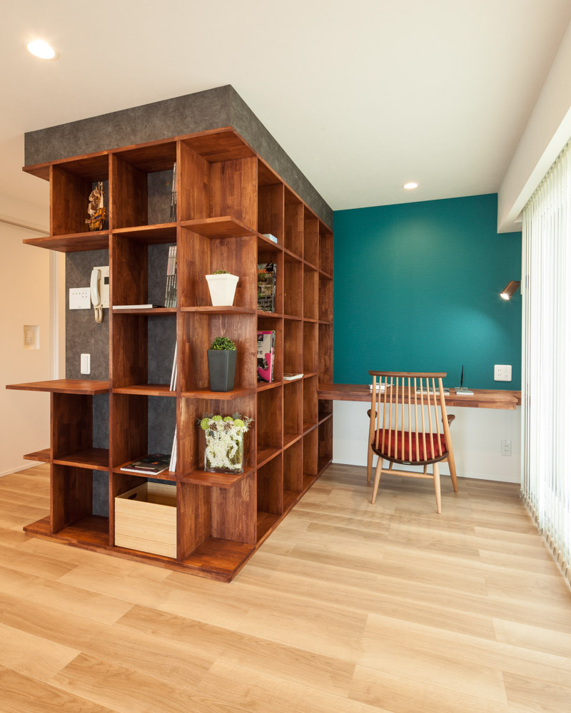 リビングの片隅に専用の書斎スペースを設定