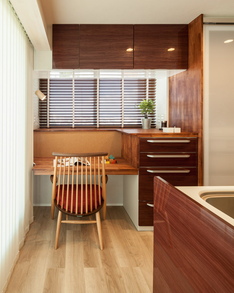 キッチンの背面には奥様の家事室を設置