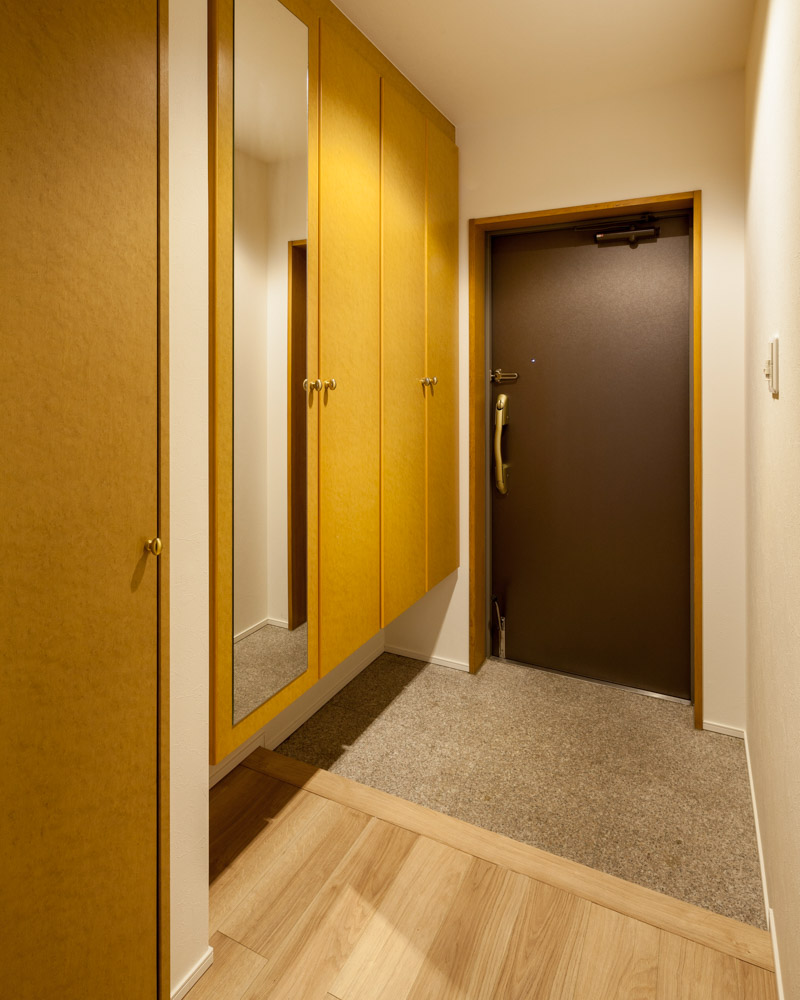 床材と框を新しくすることで新築のような空間にした玄関インテリア