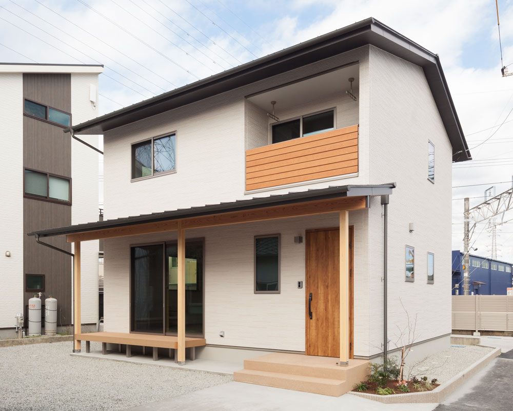 日本家屋独特の水平ラインと軒天に貼った木材が印象の外観