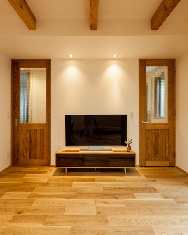 シンメトリに配置された扉が印象的なリビング