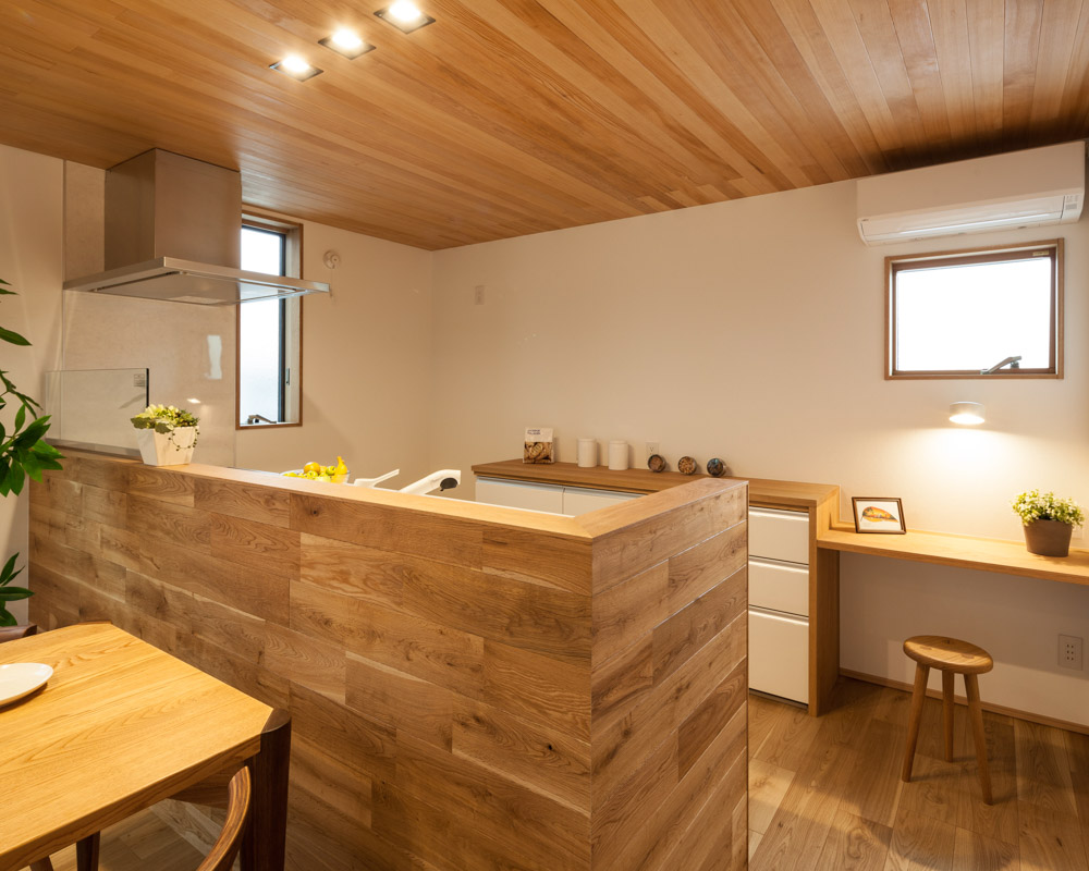 無垢のオーク材を巻いたハンドメイド感が感じられるキッチン