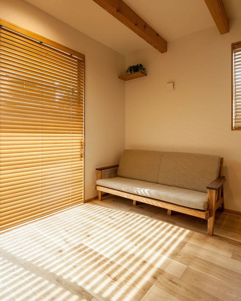 居心地の良い空間づくりを目指して「木かげの家」を設定。リビングはまさしく木かげにいるような心地の良い空間となった。