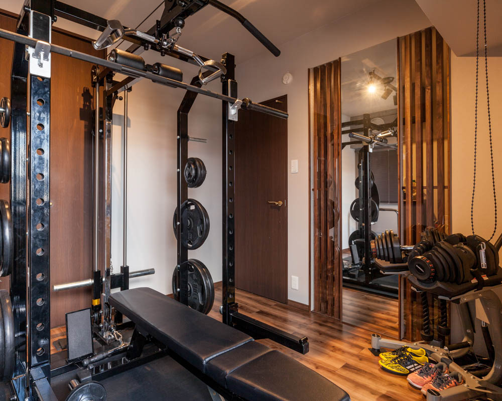 専用のトレーニングルームは防音フロアマットの効果が活躍する一室となった