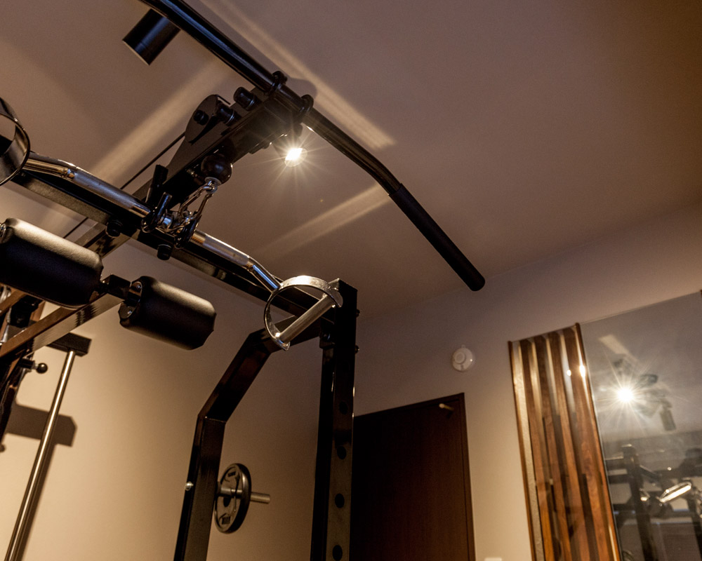 トレーニングルームには鏡を設置し、より空間を広く見せる工夫をしている