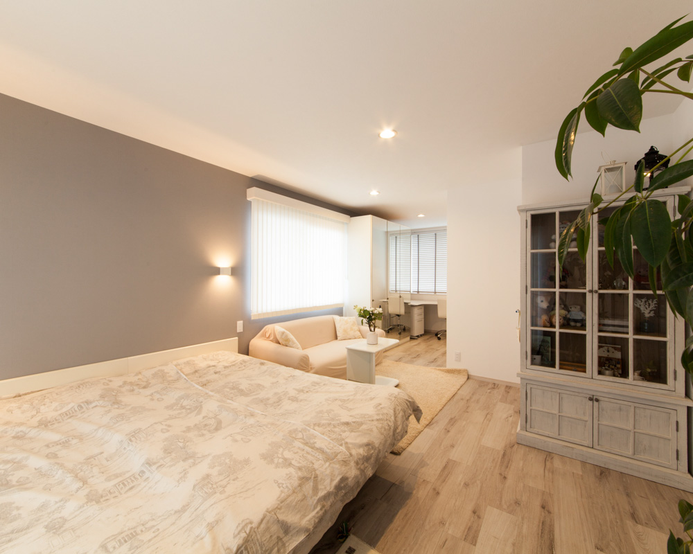 ホワイトオーク材の床が印象的な洋室。壁一面のアクセントクロスが目を引く。