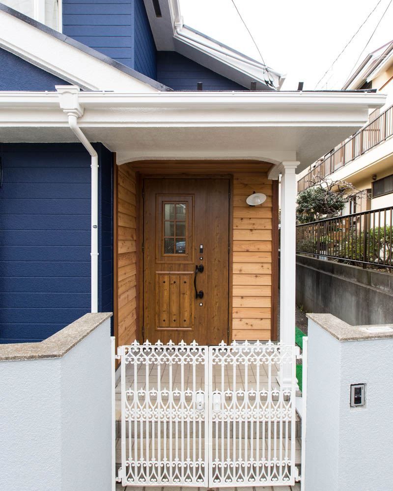 ウッディな質感を味わえる玄関ドアに新調、レッドシダーの壁が外観上のアクセントとなる
