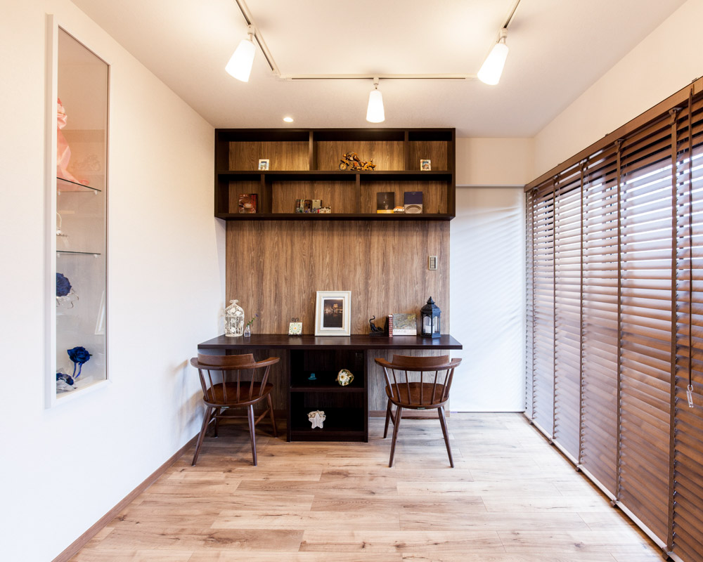 間取り変更により、リビングと一体化した和室をそのまま書斎にリノベーション