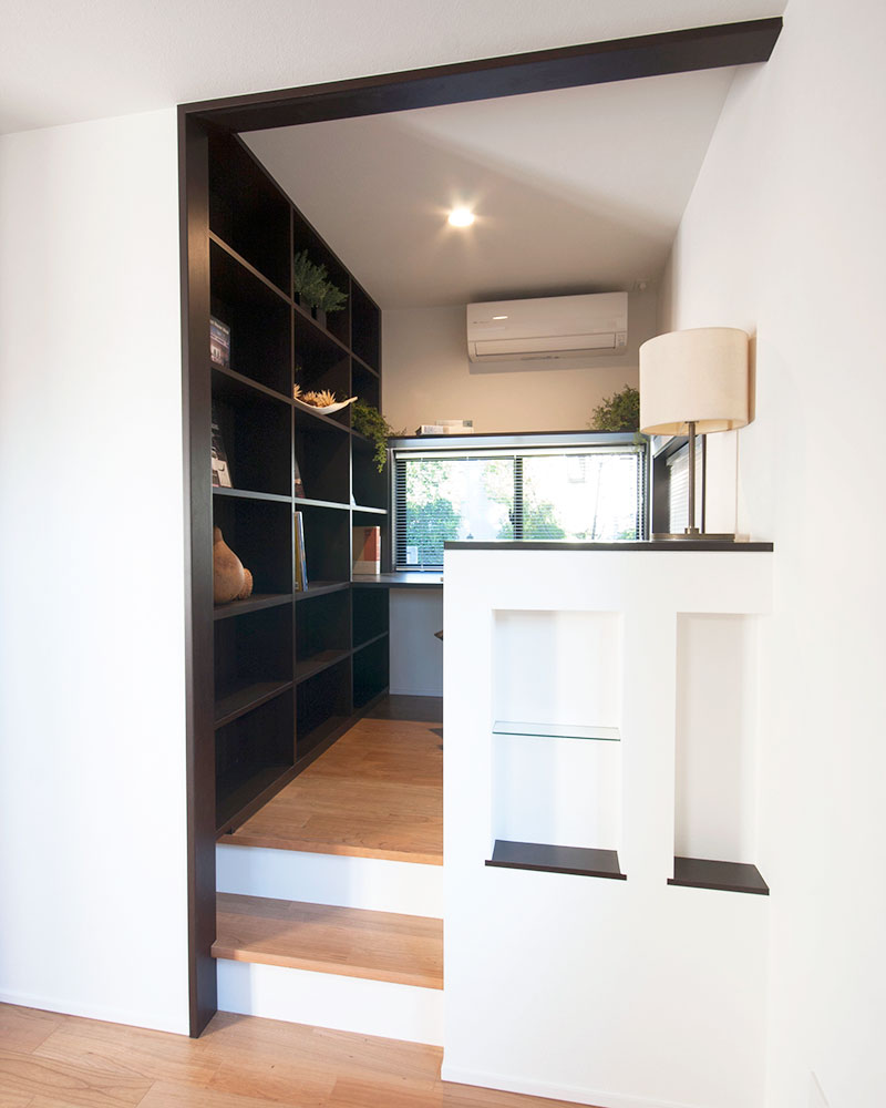 主寝室に設けた段差を付けた籠り感のあるワークスペース