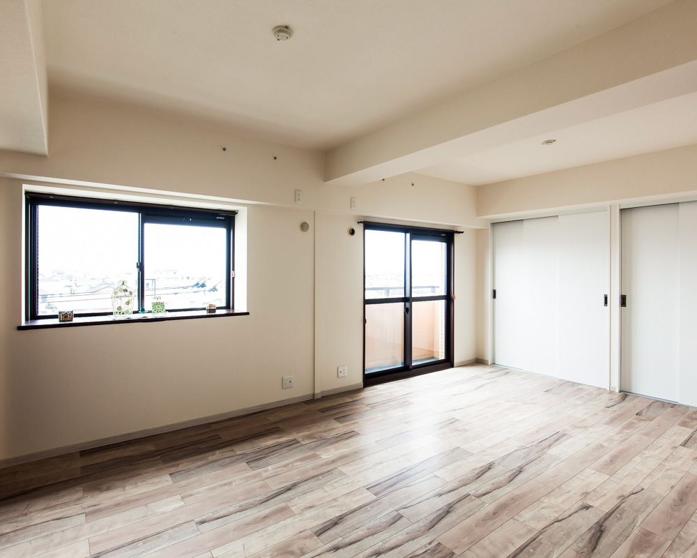 間取り変更を実施した広々とした洋室。2部屋を繋げたことにより様々な用途が見込める