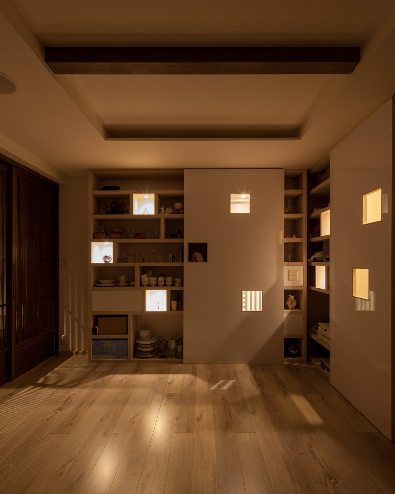 リビングのスライド板は棚を隠したり雰囲気を変えたりできる優れもの