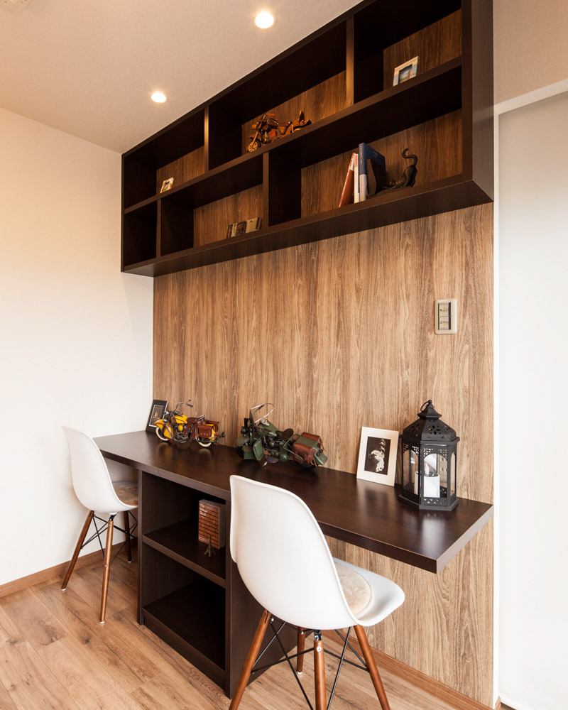 書斎は木の質感を大切にし、ウッディーなリビングと合わせた