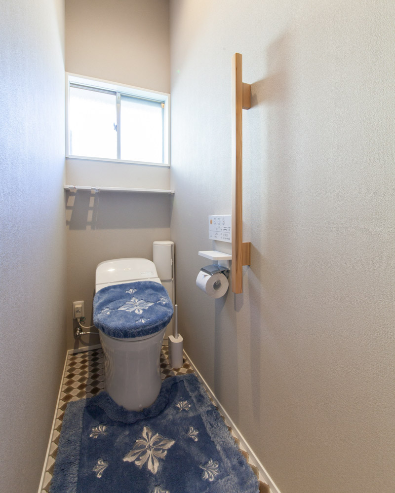 和式トイレから洋式トイレに取り換え、クロスや床のデザインを新調したトイレ