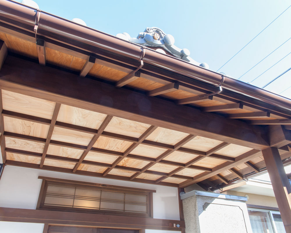 日本家屋の趣をそのまま生かしてリノベーション。玄関は傷んでいる部材のみの交換とした