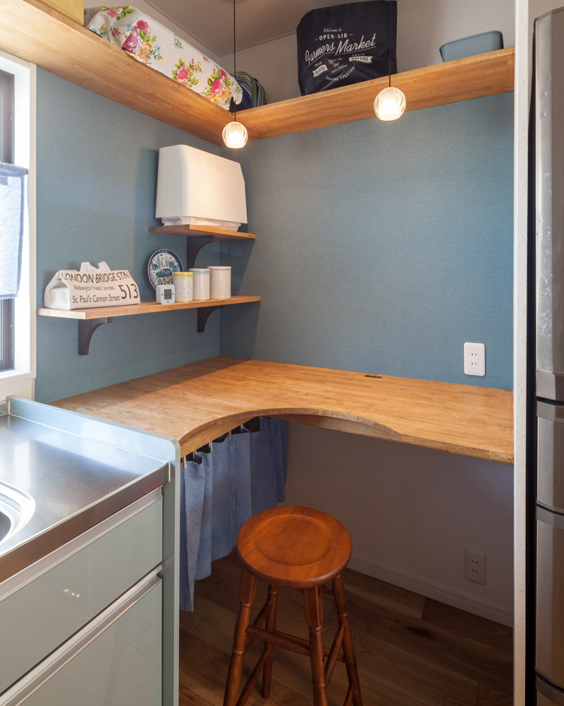 家事室の机は大工が製作。体に馴染む形状にしている。