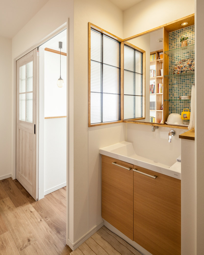 内装デザインに合わせて製作した洗面化粧台