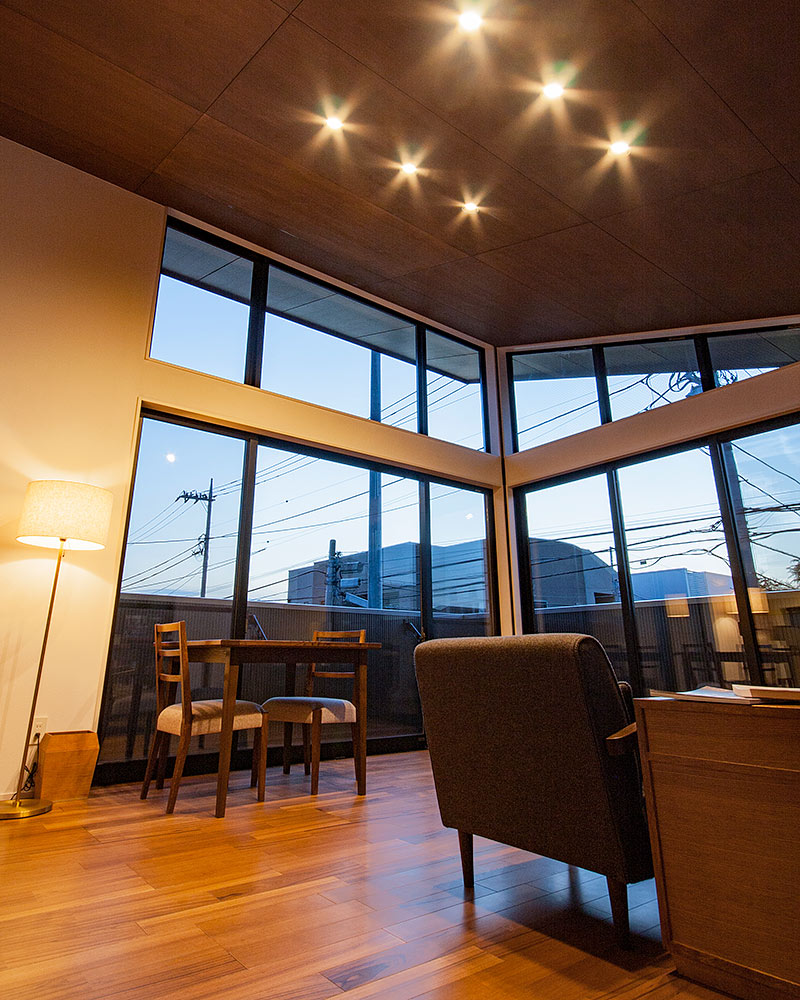 ダウンライトの灯りが落ち着いた雰囲気のリビング