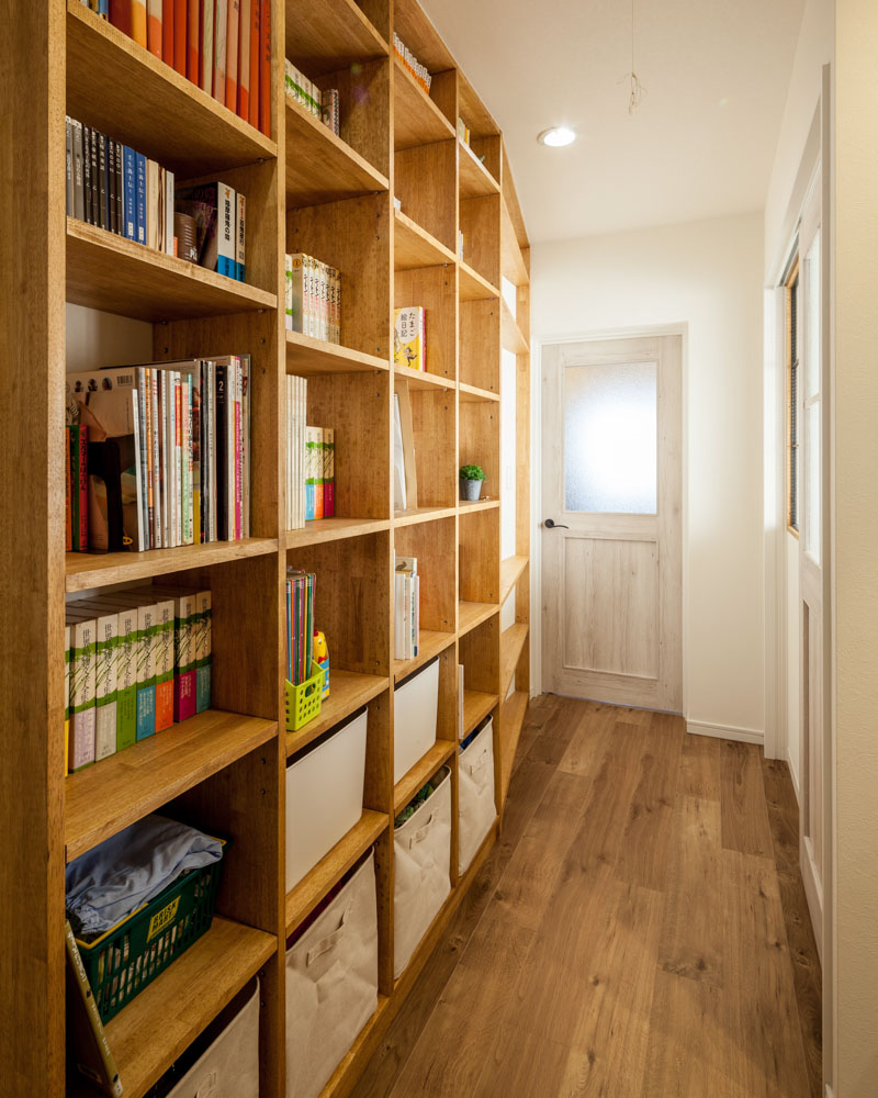 廊下のスペースを有効活用して造り付けの本棚を設置。