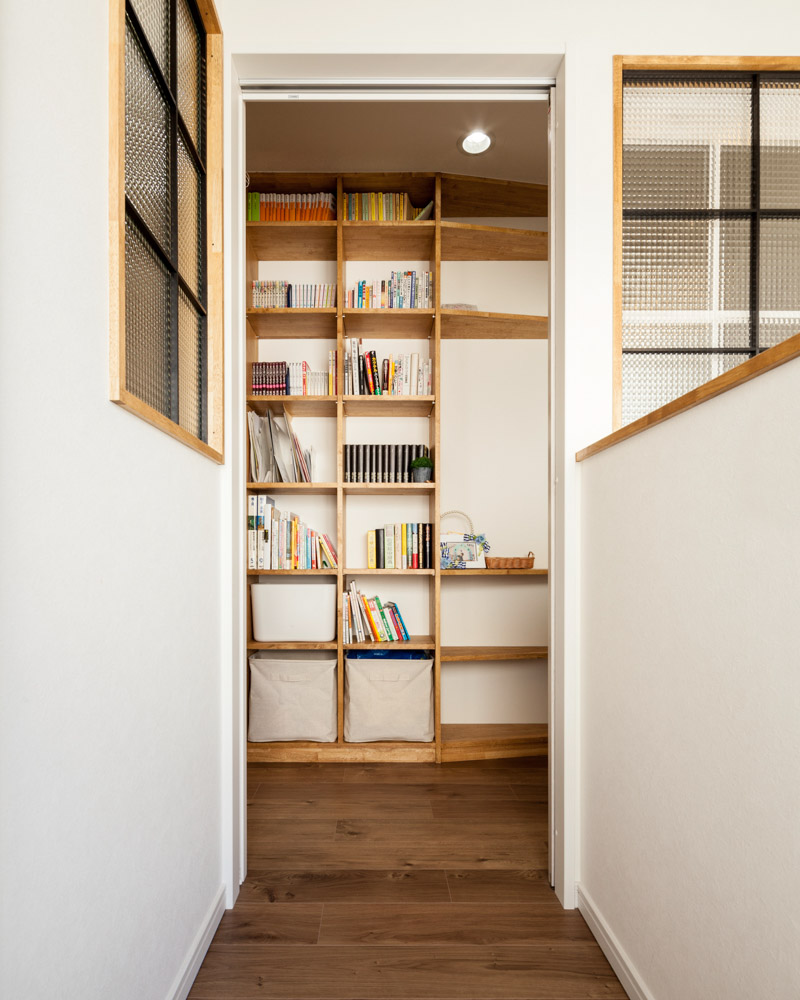 子世帯のプライバシーを守るために、吹き抜け部分を敢えて壁で区切った。