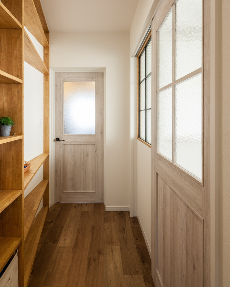 大きめの窓から差し込む光が奥の空間まで明るく照らす。