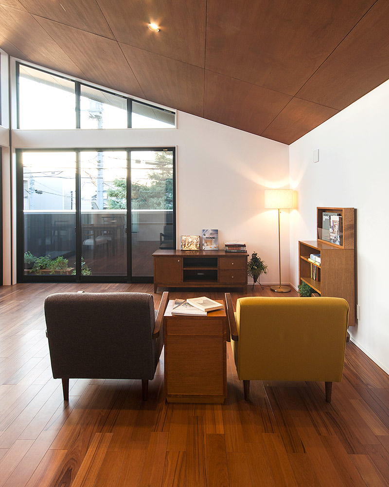 勾配天井と大開口の２階リビング