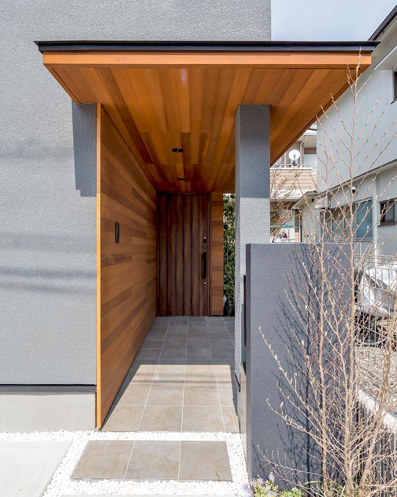 レッドシダーが美しいエントランスとアプローチ