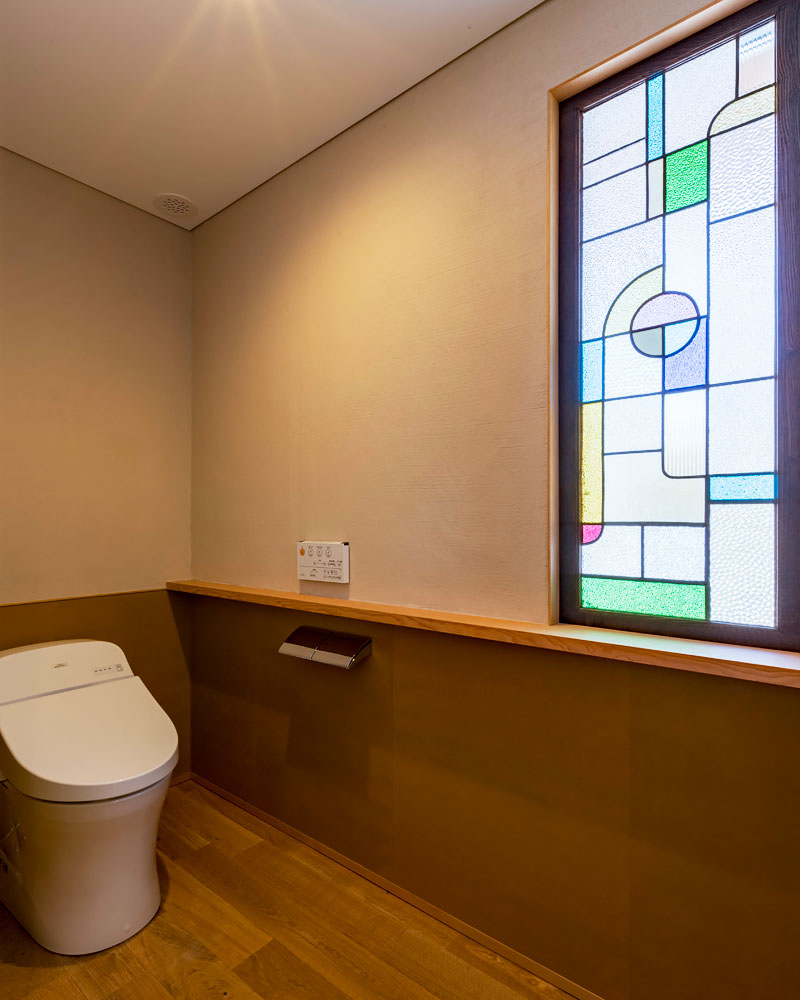 ステンドグラスを設けたトイレ