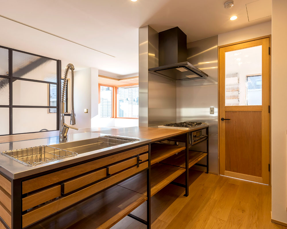 ライブラリースペースと繋がるキッチン