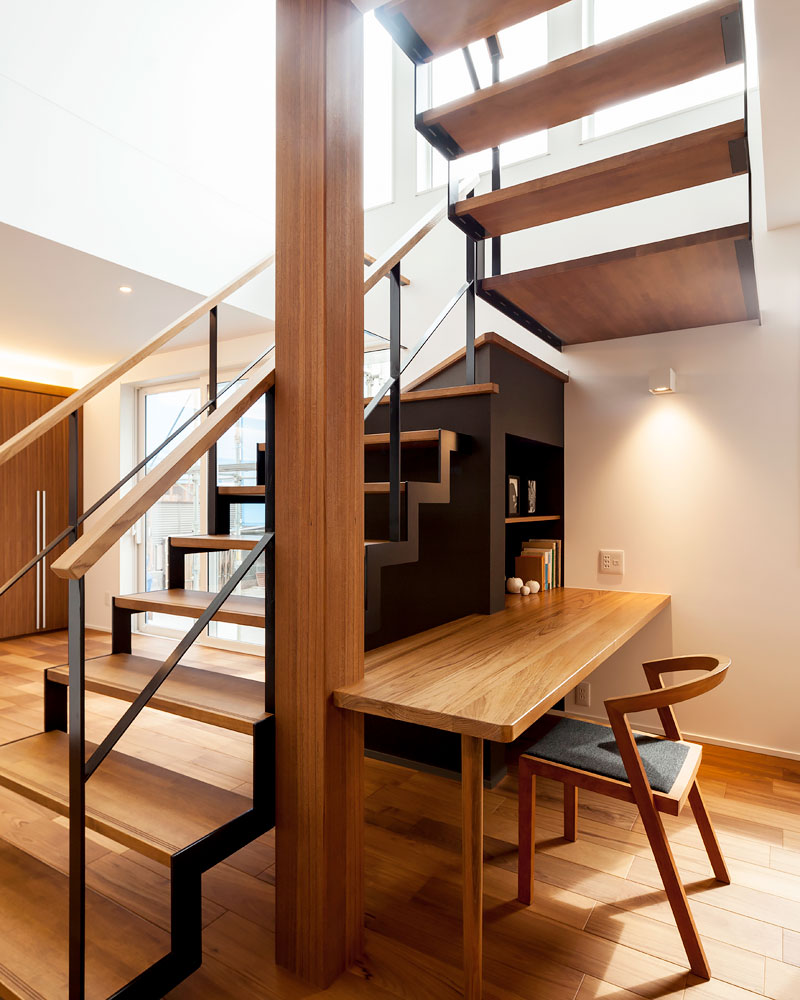 階段下のスタディースペース（書斎）の様子