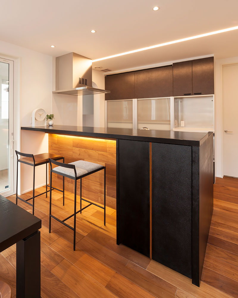 漆塗りのカウンター