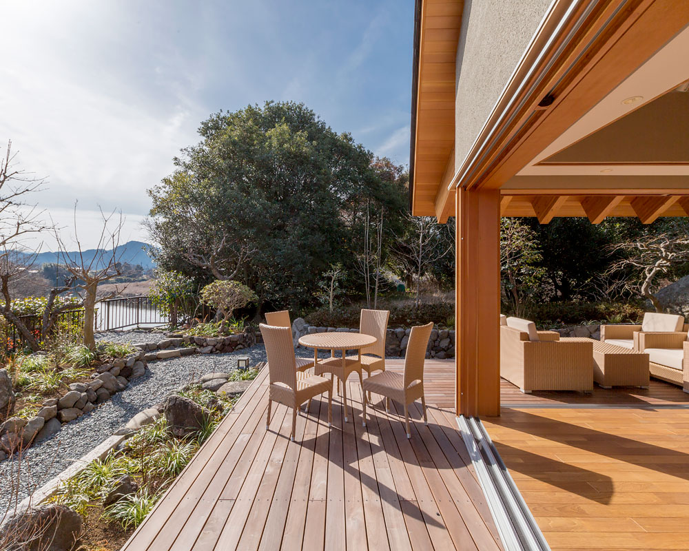 大河に面するテラス