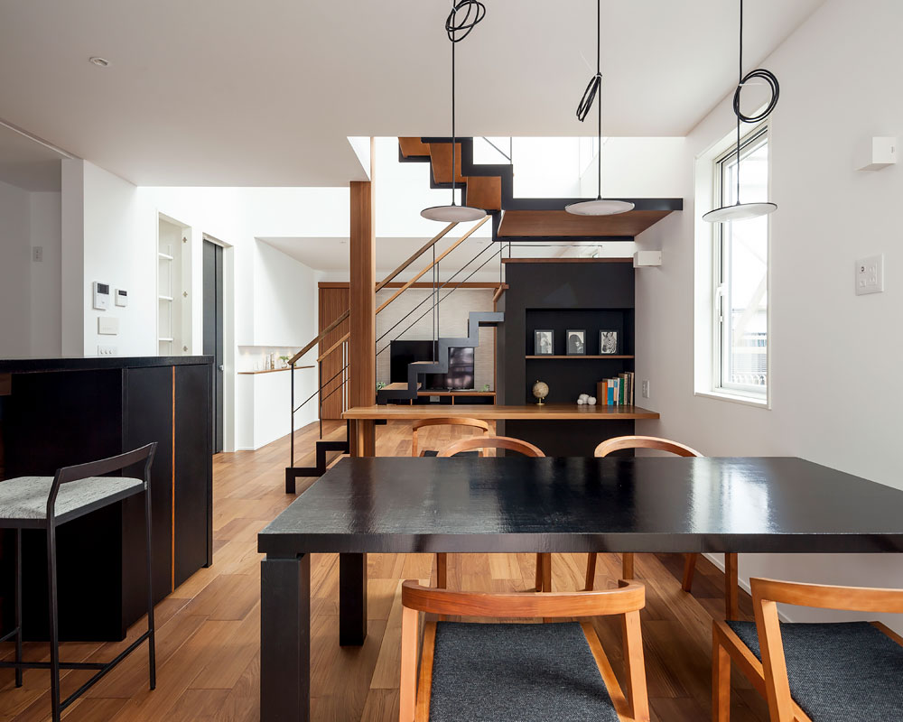 漆塗りの家具で構成されたダイニングキッチン