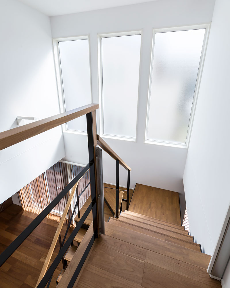 大きな開口から光が注ぐ階段