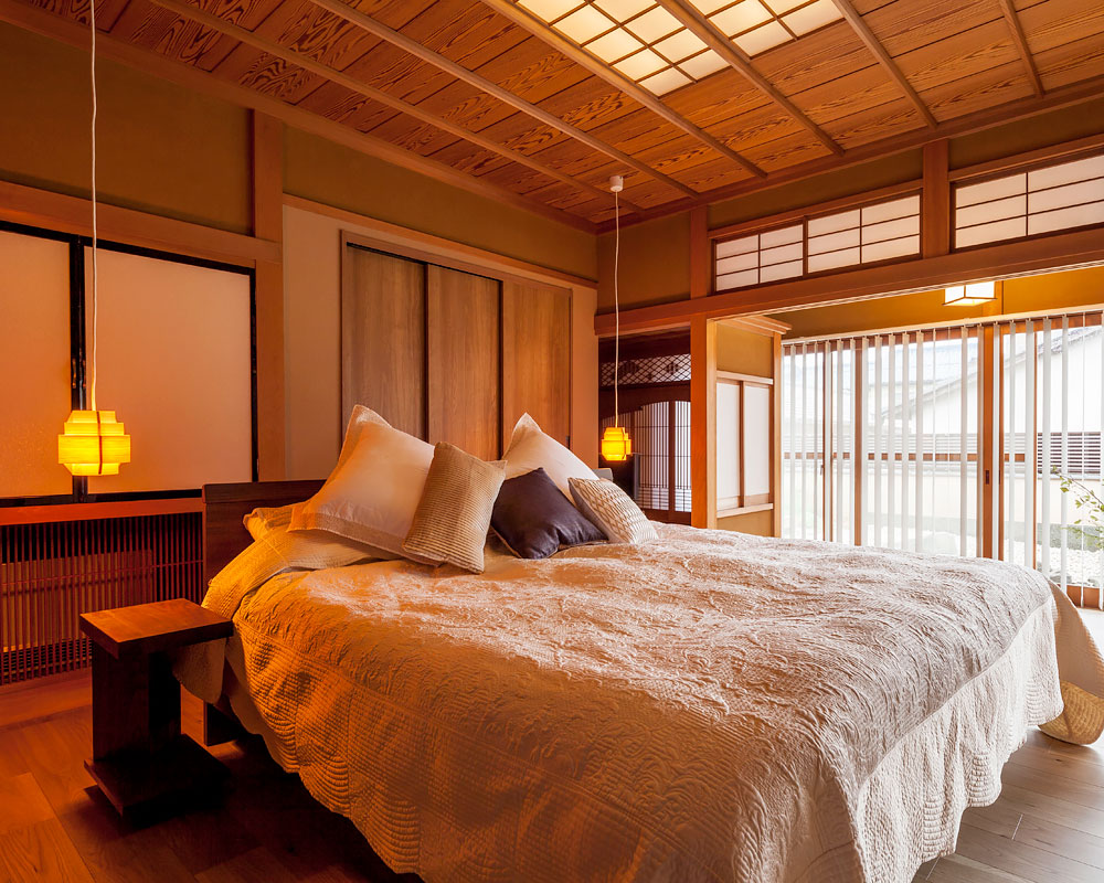 格子天井、書院づくり和のテイストを残しつつ、和室から洋室へとリフォームした寝室の様子