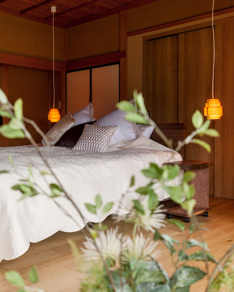 ベッド両サイドにヤコブソンランプを配置